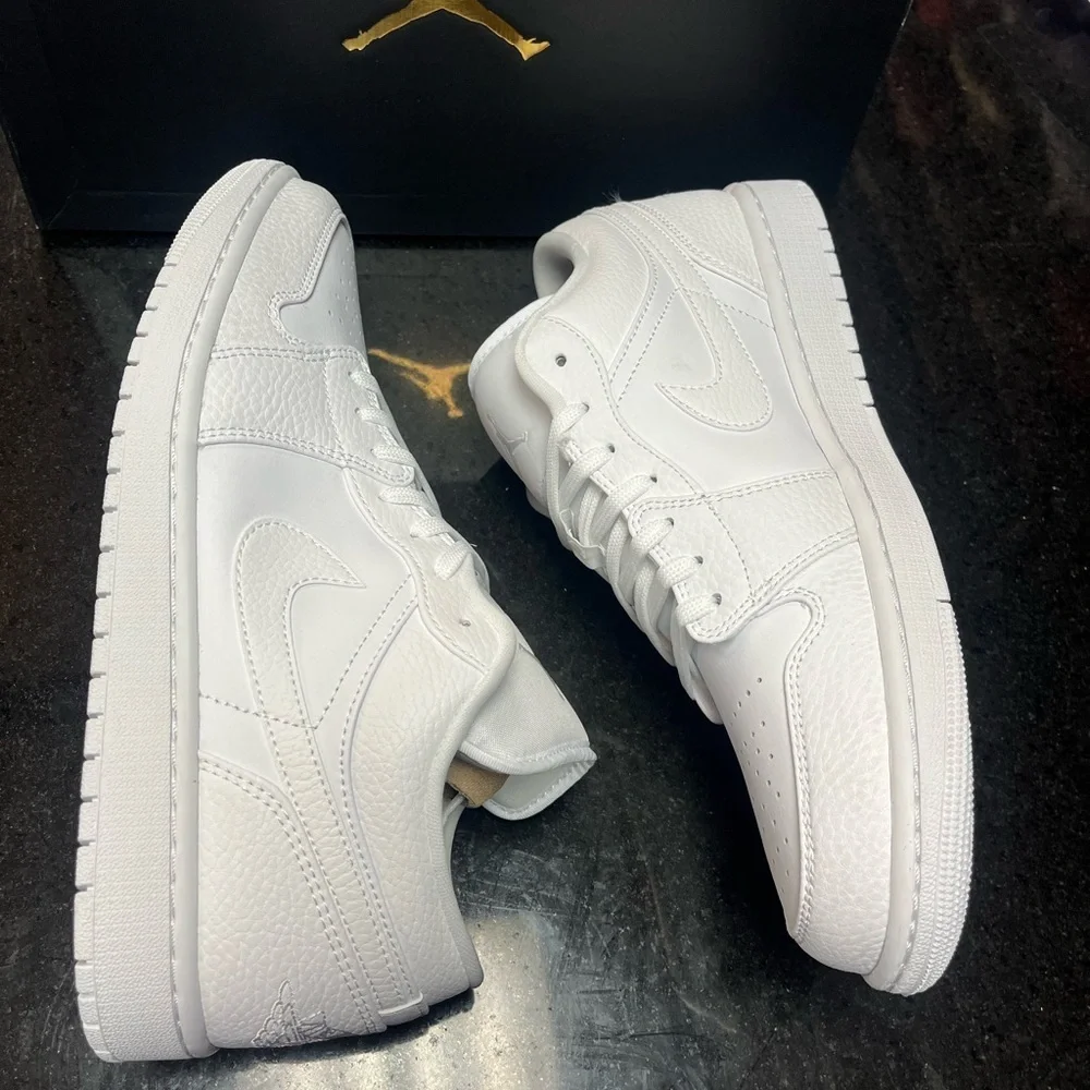 Sz 8 Air Jordan 1 Low Triple White